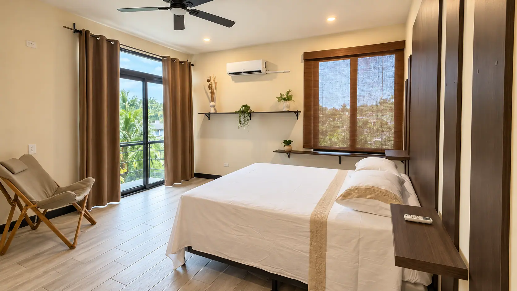 Suite con cama de matrimonio, aire acondicionado y balcón