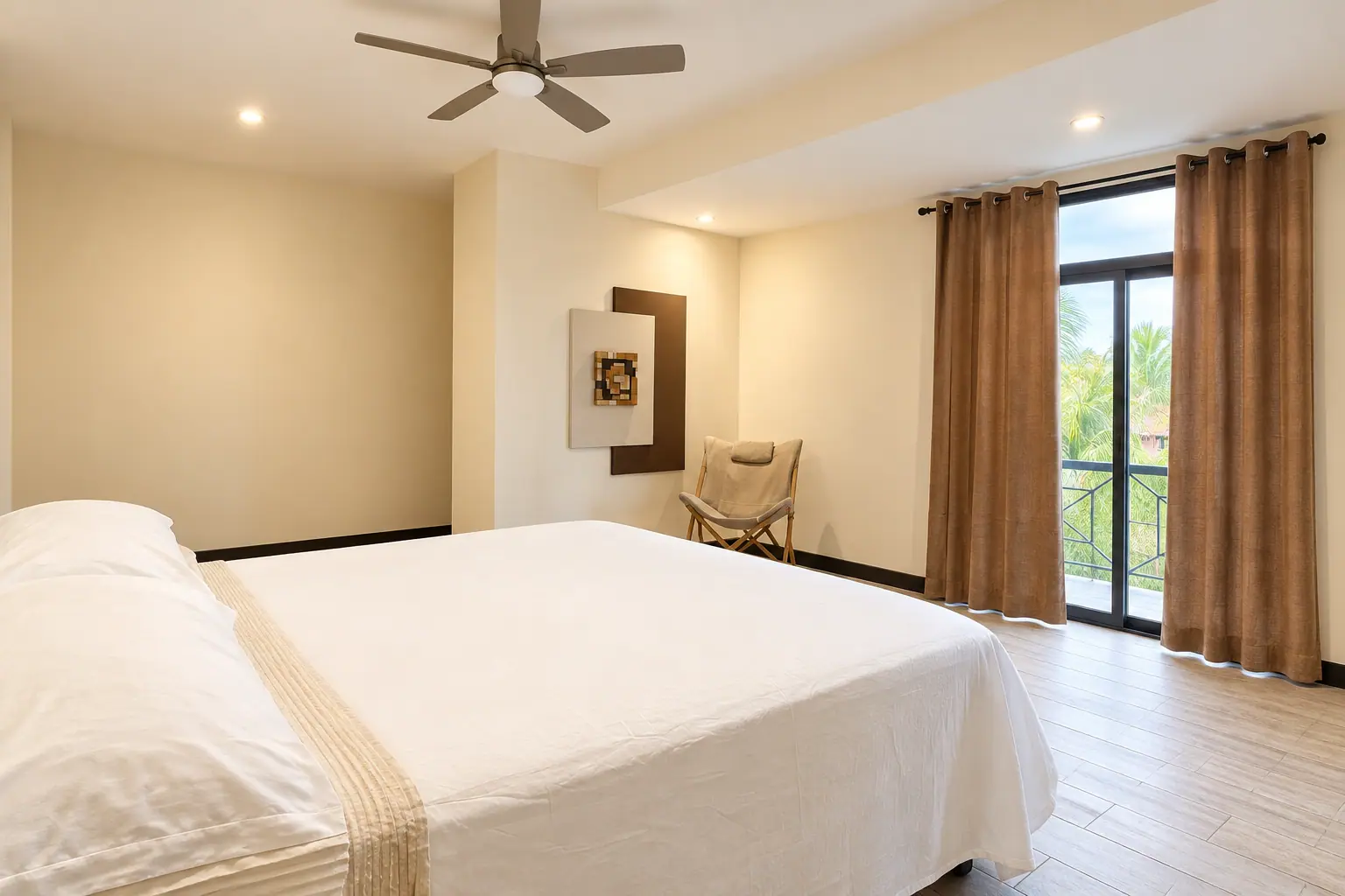 Suite luminosa con ventilador de techo y salida al balcón