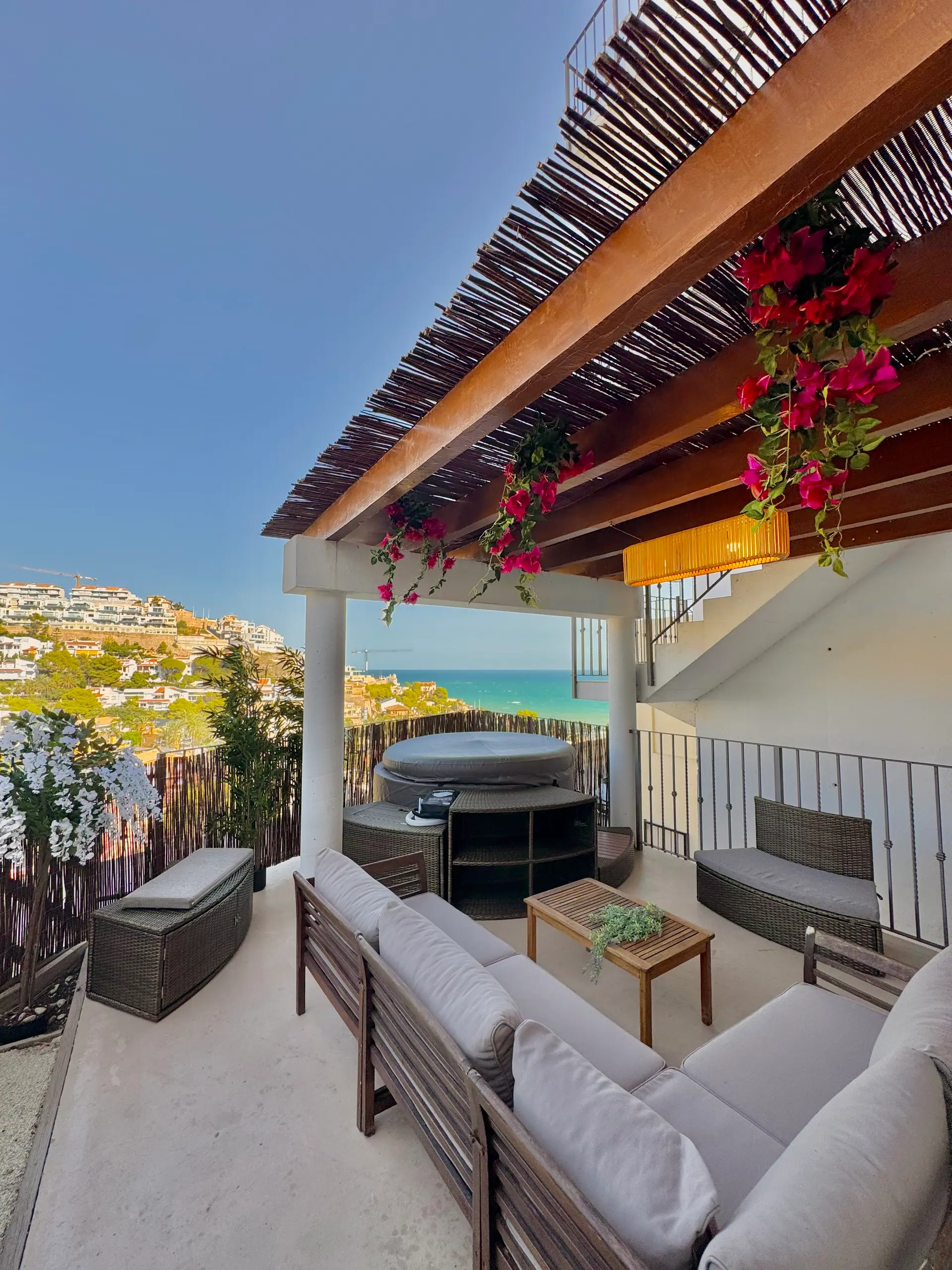Terraza chill-out de Villa Cap Blanc con jacuzzi, pérgola de cañizo y buganvillas sobre el mar