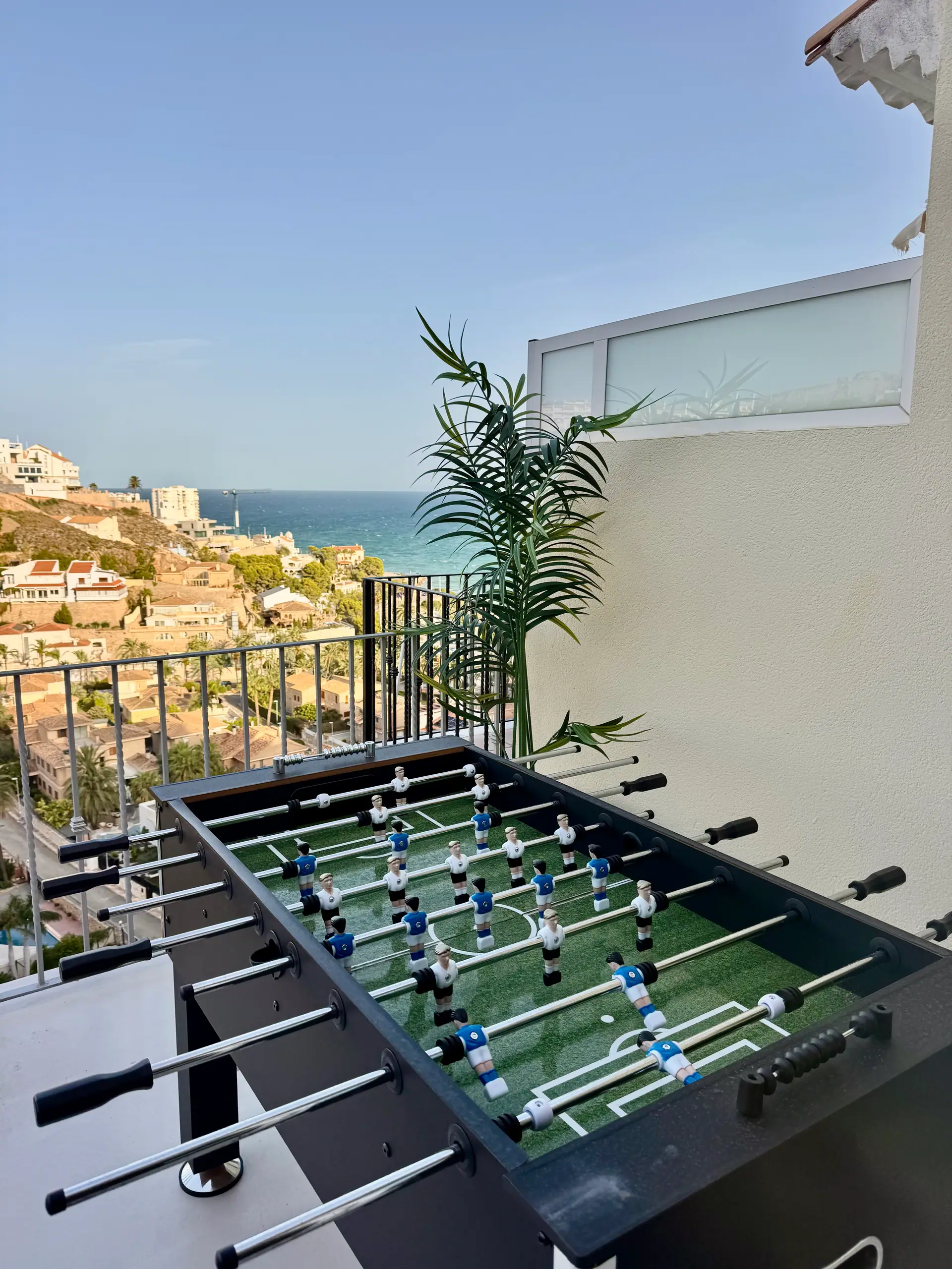 Futbolín en la terraza con el mar al fondo